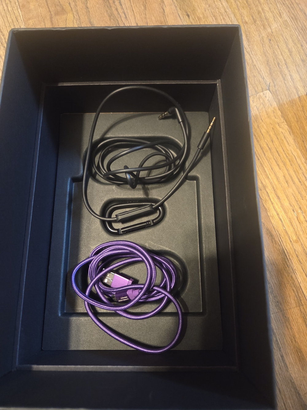 Beats by Dre Studio3 Wireless Headphones - Black - Picture 4 of 6